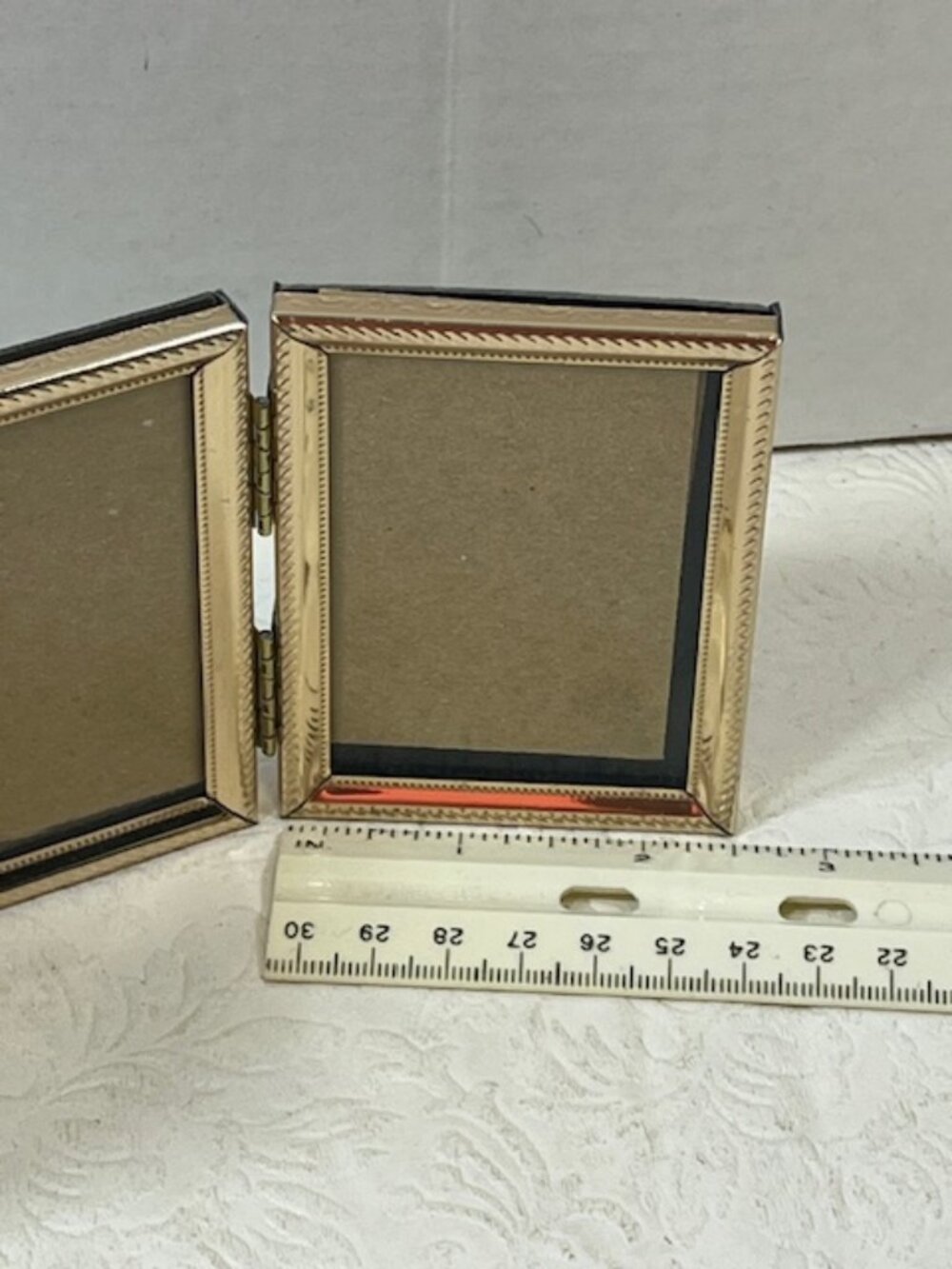 VTG Trifold Gold Tone Metal Hinged Mini Photo Frame Embossed Rope-Style Borders - Picture 5 of 11